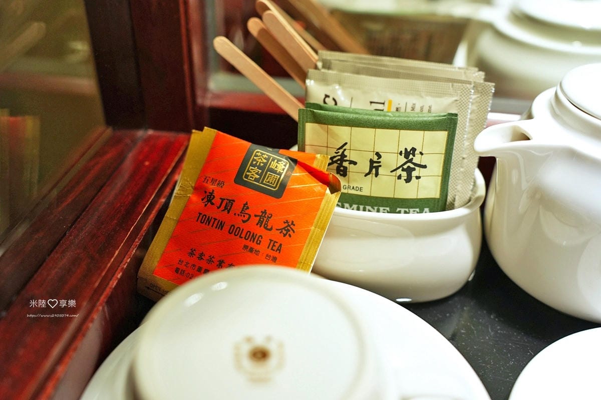 高雄-福華大飯店➤高CP值✔有泳池、小遊戲室✔高樓層景觀餐廰 高雄-福華大飯店➤高CP值✔有泳池、小遊戲室✔高樓層景觀餐廰