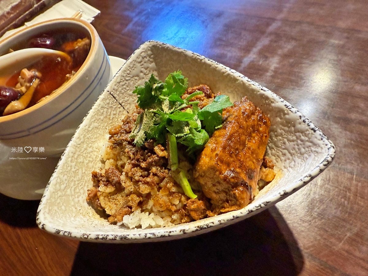 竹北-芳唯燉品屋✔天冷來碗熱湯吧✔雞湯 l 排骨飯 l 控肉 竹北-芳唯燉品屋✔天冷來碗熱湯吧✔雞湯 l 排骨飯 l 控肉