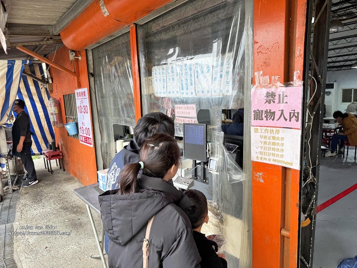 新竹-鷹王肉圓✔超人氣小吃、環境乾淨✔烤香腸好吃✔喜歡蒜味的 新竹-鷹王肉圓✔超人氣小吃、環境乾淨✔烤香腸好吃✔喜歡蒜味的