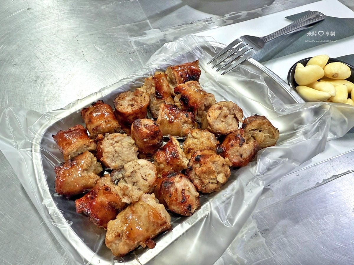 新竹-鷹王肉圓✔超人氣小吃、環境乾淨✔烤香腸好吃✔喜歡蒜味的 新竹-鷹王肉圓✔超人氣小吃、環境乾淨✔烤香腸好吃✔喜歡蒜味的