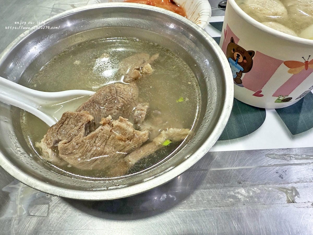 新竹-鷹王肉圓✔超人氣小吃、環境乾淨✔烤香腸好吃✔喜歡蒜味的 新竹-鷹王肉圓✔超人氣小吃、環境乾淨✔烤香腸好吃✔喜歡蒜味的