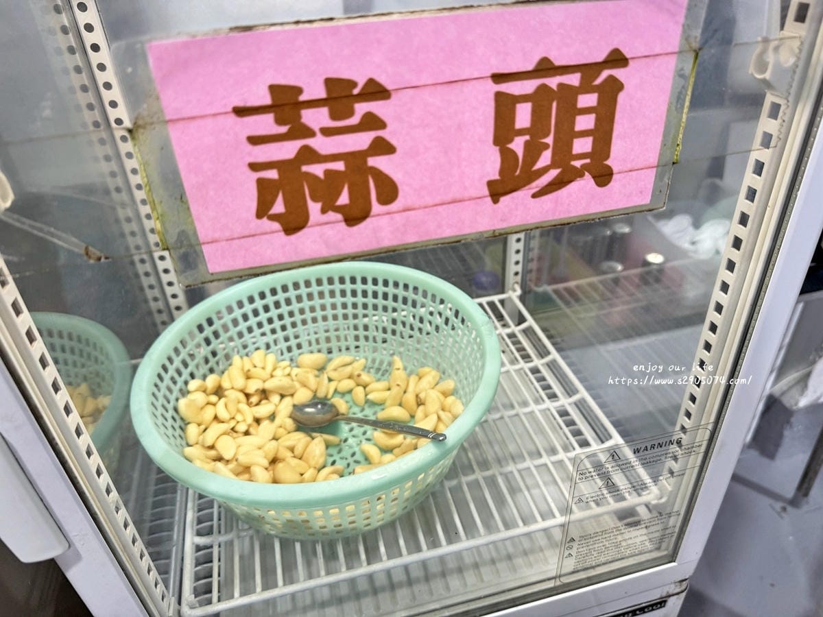新竹-鷹王肉圓✔超人氣小吃、環境乾淨✔烤香腸好吃✔喜歡蒜味的 新竹-鷹王肉圓✔超人氣小吃、環境乾淨✔烤香腸好吃✔喜歡蒜味的
