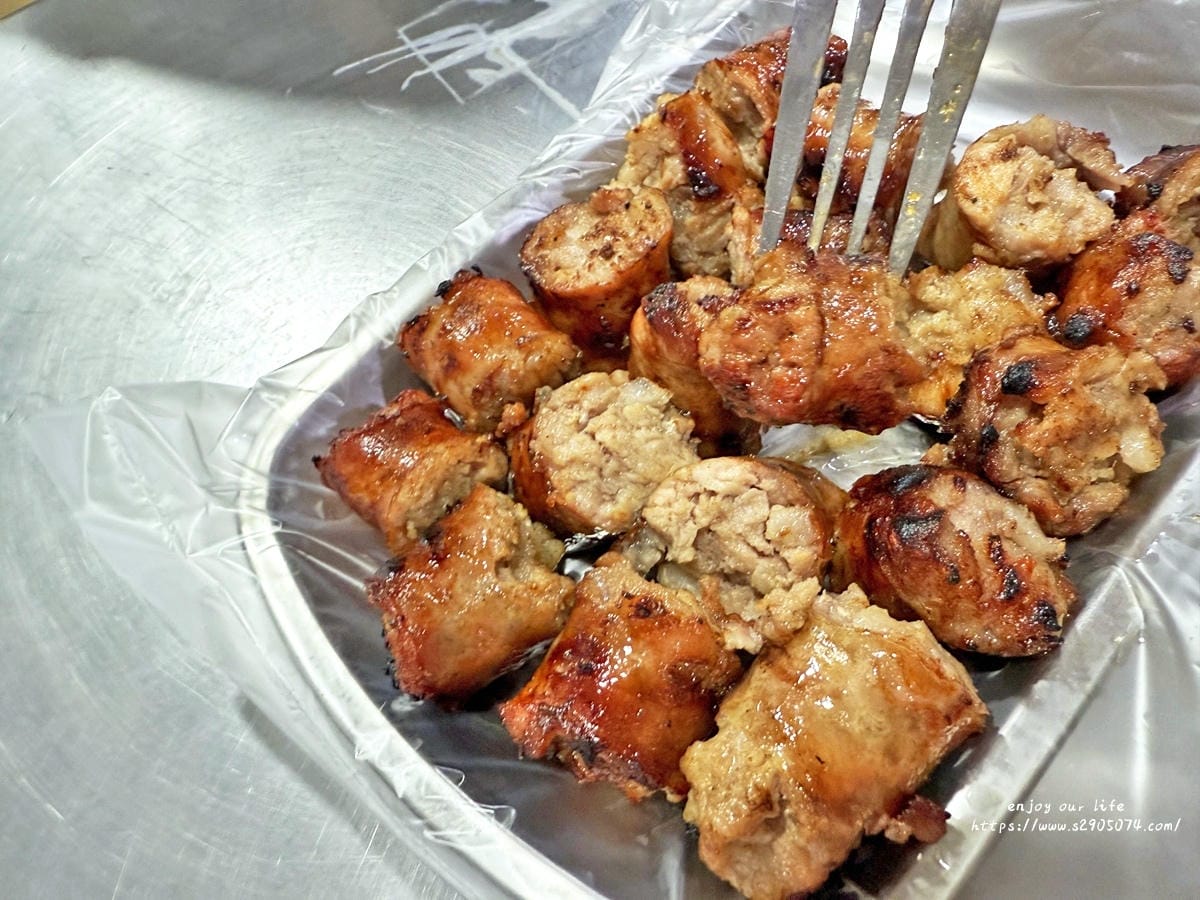 新竹-鷹王肉圓✔超人氣小吃、環境乾淨✔烤香腸好吃✔喜歡蒜味的 新竹-鷹王肉圓✔超人氣小吃、環境乾淨✔烤香腸好吃✔喜歡蒜味的