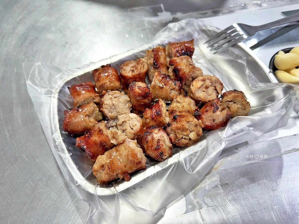 新竹-鷹王肉圓✔超人氣小吃、環境乾淨✔烤香腸好吃✔喜歡蒜味的 新竹-鷹王肉圓✔超人氣小吃、環境乾淨✔烤香腸好吃✔喜歡蒜味的